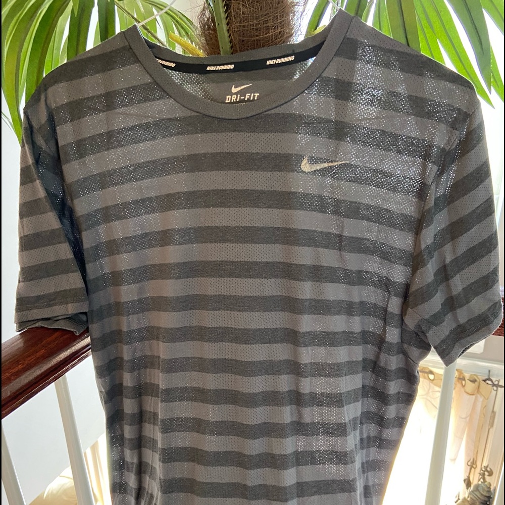 Men’s tee.
